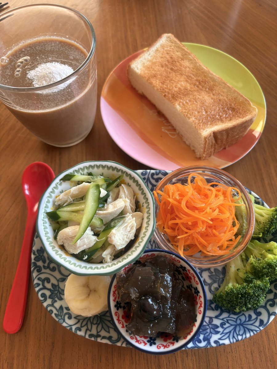mosmouth's tweet photo. ☑️サラダプレート(ササミときゅうりのあえもの、グレープフルーツのキャロットラペ、ブロッコリー、バナナ、黒豆の寒天)
☑️バターなしトースト
☑️無脂肪カフェラテ
#ダイエット
#コレステロール https://t.co/dttG6MD3mJ