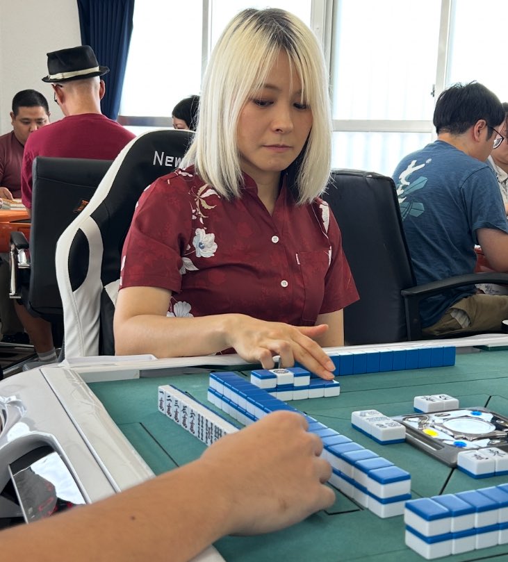 皆様、こんにちは~
ついに！！
琉球オープンリーグ第1節が開幕しました。
ゲストは二階堂亜樹プロ！
本日はWRCルールのガチンコ競技麻雀対局となっております！
皆様、真剣な表情です！
本日の節優勝はどなたに！？