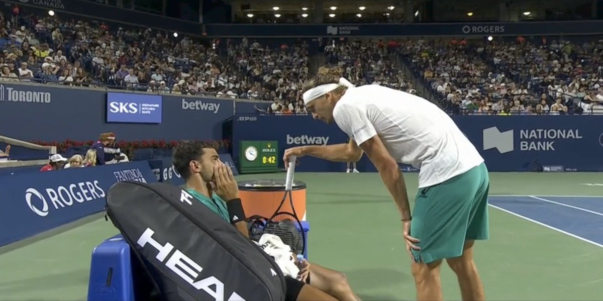 That kind of gesture from Zverev makes him Gentlemen..

Zverev won the set and serving in second set!

He saw Cerundolo not moving well.

He went straight upto him and checked on him!

That's why almost every Tennis player loves Zverev!

Then there are these dumb haters!😭