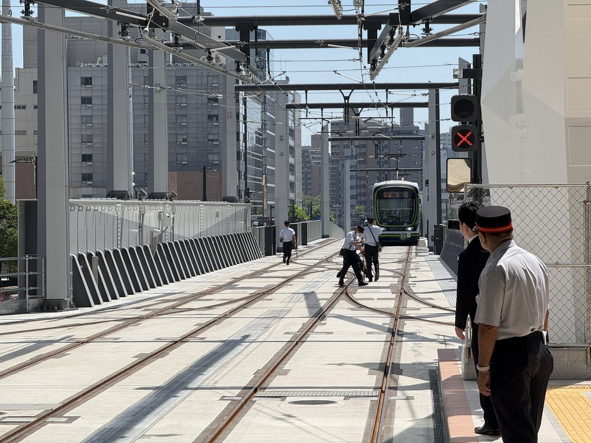 広電駅前大橋ルート、開業初日からポイント故障で係員が手作業で転轍していますwww悲惨すぎる
