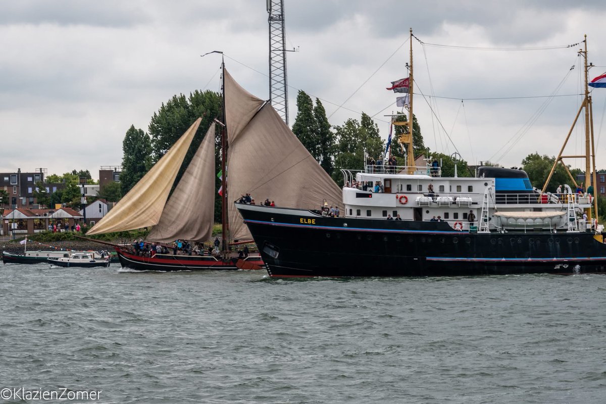 Dat was toch wel een prachtig gezicht afgelopen donderdag de Oosterschelde die naar Rotterdam werd begeleid door een 30 tal historische schepen na een wereldreis ala Darwin van twee jaar!