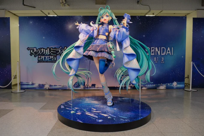 ビーンズ仙台駅前9階で展示されている今年のマジカルミライ衣装の立像。思いの外空いてていろんな角度から撮れました。