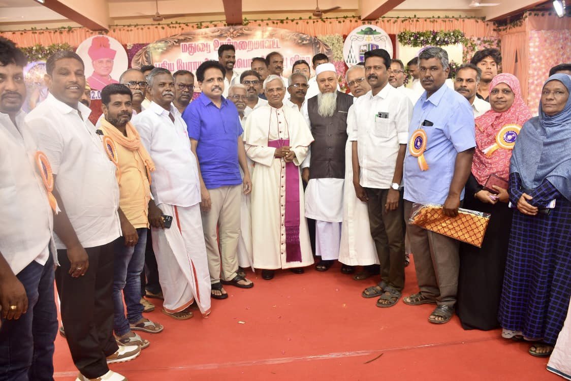 SuVe4Madurai's tweet photo. கத்தோலிக்க திருச்சபையின் மதுரை உயர்மறை மாவட்டத்தின் ஏழாவது பேராயராக முனைவர் அந்தோணிசாமி சவரிமுத்து நேற்று பொறுப்பேற்றார்.

அவருக்கு பொன்னாடை போர்த்தி வாழ்த்துகளை தெரிவித்தோம். உடன் துணை மேயர் நாகராஜன். சி பி எம் மாவட்ட செயலாளர் மா. கணேசன். பகுதிச்செயலாளர் பாண்டி, மற்றும் சிறுபாண்மை மக்கள் நலக்குழு பொறுப்பாளர்கள் கணேசன், அலாவுதீன், ஜான்சன், போனி பேஸ் ஆகியோர்.

#கத்தோலிக்க_திருச்சபை_பேராயர்
#CatholicChurch_ArchBishop