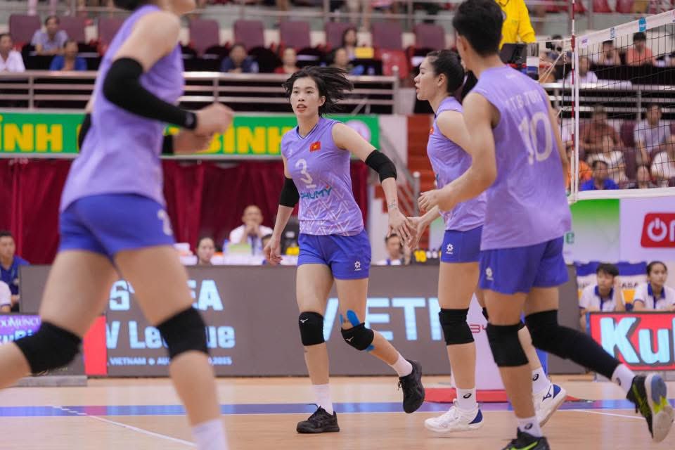 tj_canino's tweet image. HISTORIC AND FIRST-EVER SEA V.LEAGUE TITLE 🏆

🇻🇳Vietnam pulled off a reverse sweep against 🇹🇭Thailand in the second leg to claim the gold medal in SEA V.League history, ending Thailand’s bid for a 9th consecutive title.

BICH TUYEN IS THE WOMAN OF THE NIGHT! 💫
