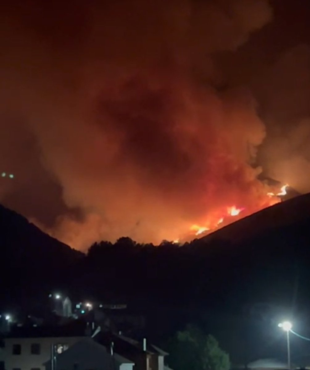 Arde el Bierzo, arde Oumaña, arde Ḷḷaciana y arde Cabreira. En estos momentos León tiene múltiples incendios activos que ponen en peligro bosques, pueblos, personas y animales.

Mucha fuerza y mucha precaución a todos los que luchan contra el fuego en nuestra tierra.