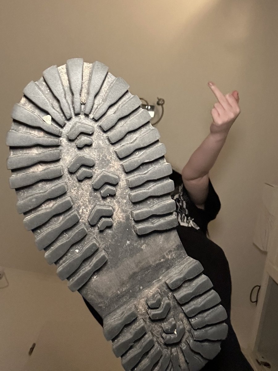 Du wertloser whiteboy kommst jetzt in meine DMs und verwichst ALLES! Warum? Weil ich es sage, Köter😉🐰💸

#findom #paypig #slave #brat #geldherrin #bnwo