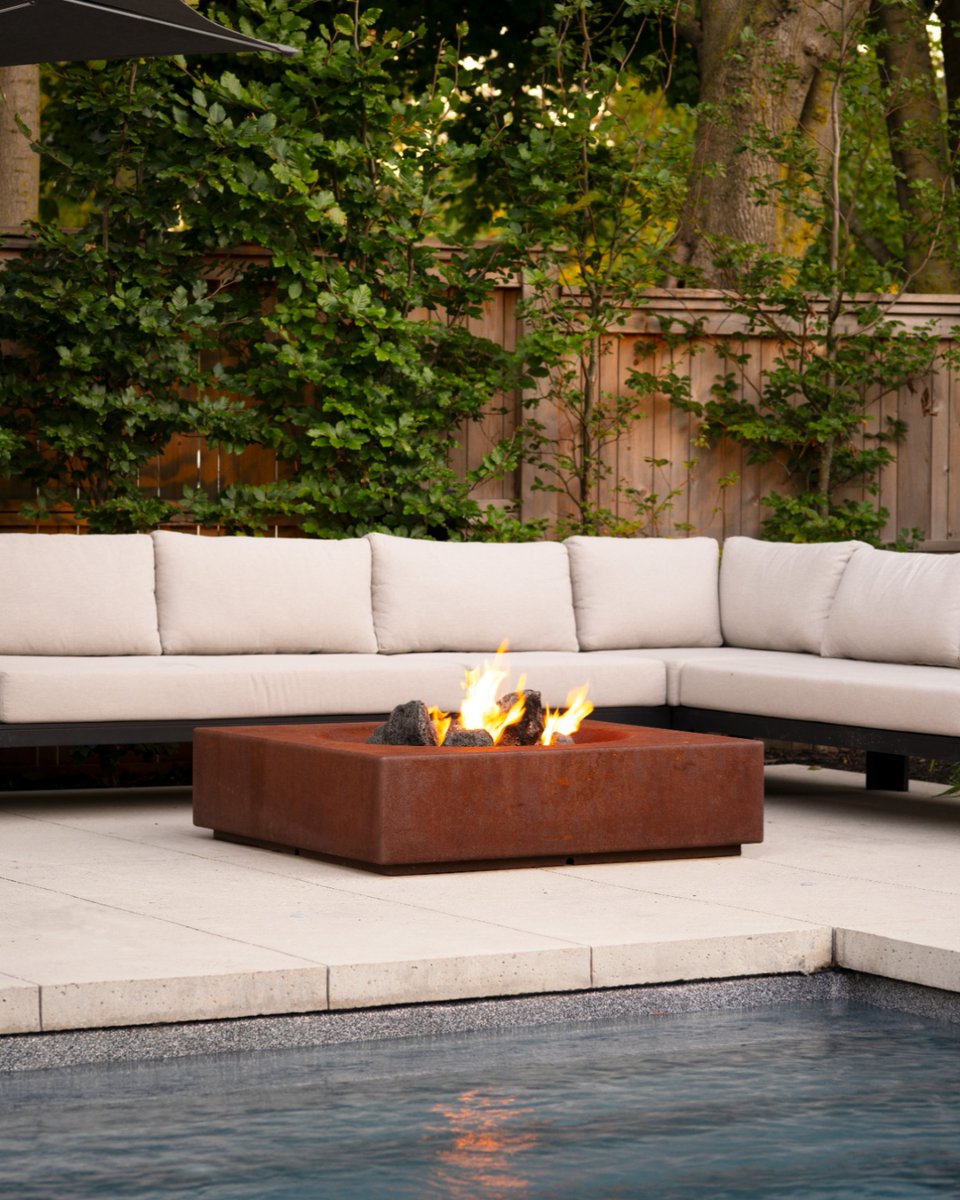 paloform's tweet image. A quiet corner made for summertime unwinding.

The Caldera #firepit brings a warm glow to this modern #backyard retreat by Earth Inc.—grounded, intimate, and built for slow evenings outdoors. 

#Paloform