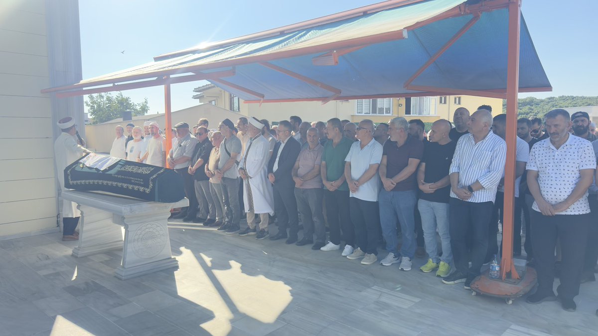 Ekşioğlu mahallesi sakinlerinden Muhittin Demir’i Hacı Fatma Talip Kahraman Camii’nden Hakk’a uğurladık.
Merhuma Allah’tan rahmet, kıymetli ailesine başsağlığı diliyorum.  

Mekânı cennet olsun.

<a href="/abdullahozdemir/">Abdullah Özdemir</a> <a href="/akpartiistanbul/">AK Parti İstanbul</a> <a href="/akcekmekoy/">AK Parti Çekmeköy</a>