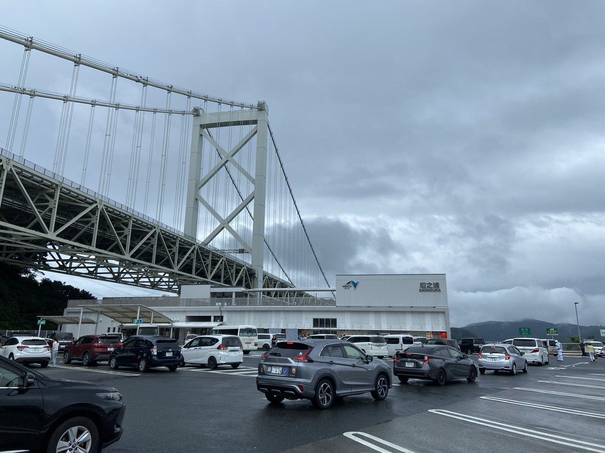 gyosyo_npm's tweet image. 今週末は親戚のいる長崎に来ております🚗

昨日到着して今日はハウステンボスで楽しみました☺️
10年以上ぶり。従兄弟とのアスレチックでめちゃくちゃ疲れました🤣

現在は大雨と雷が続いております☔️
明日はBBQの予定でしたが厳しそうです😥