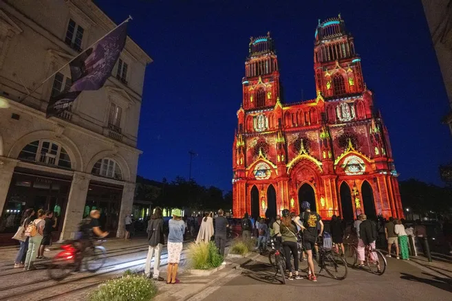 "C'est trop bien !" : De nombreuses personnes au rendez-vous le soir pour le son et lumière sur la cathédrale d'Orléans larep.fr/orleans-45000/…