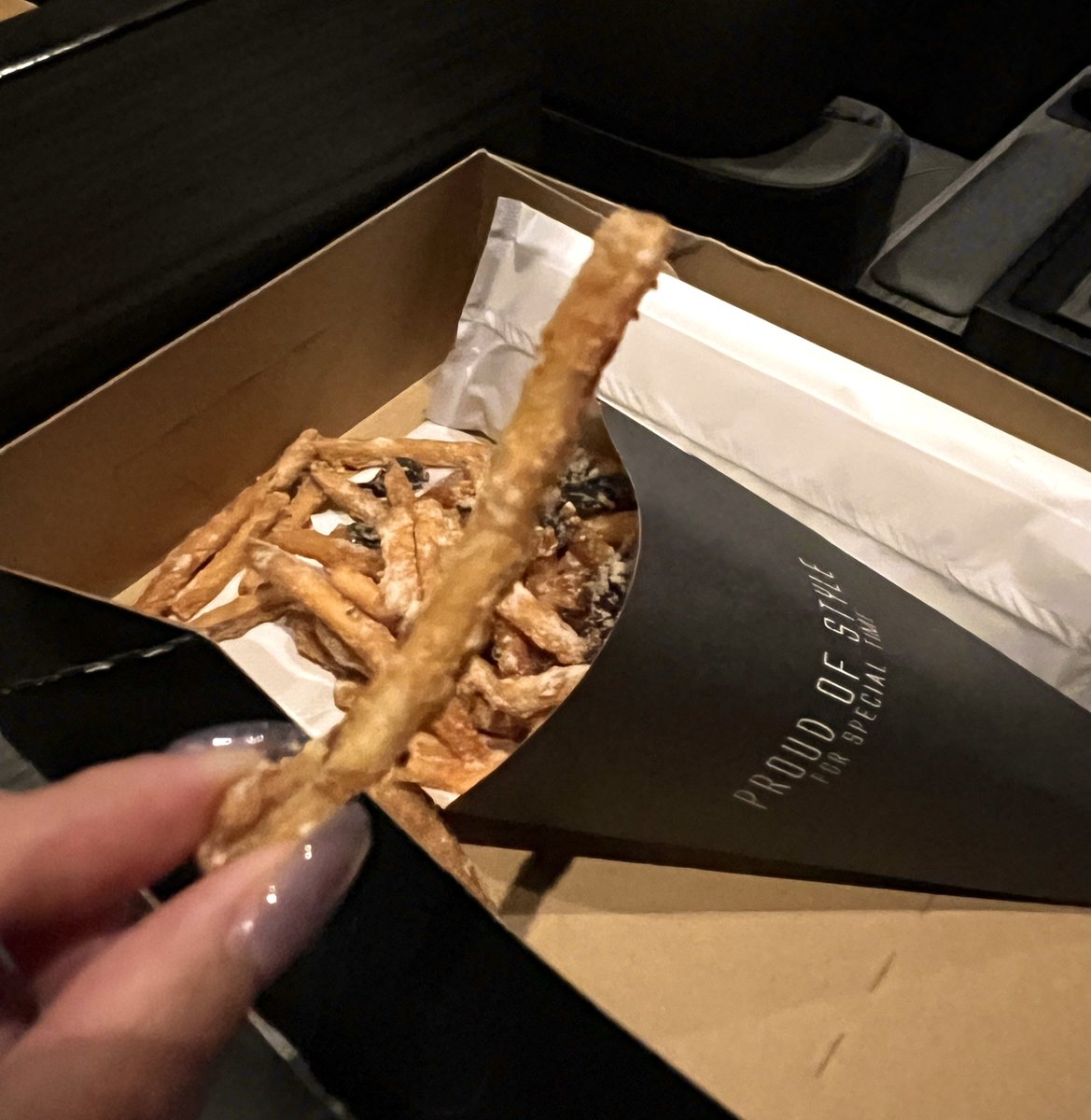 映画館ポテト界隈で絶対に1番美味いポテトは109プレミアムシネマズの黒トリュフチーズポテト。映画館で提供されるポテトとは思えないほどカリカリで濃厚なトリュフの香りとチーズと塩の味で映画始まる前に秒速で胃の中に消える。黒いやつはトリュフの削ったやつ