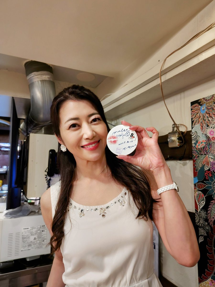 Bar Maki Osaka😀
雑誌にサインいただきました🤗

#北条麻妃 さん