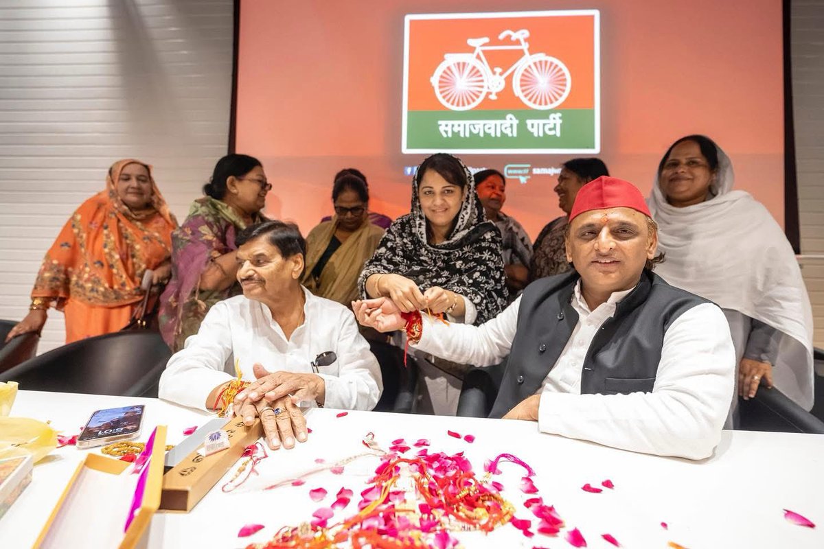 सपा कार्यालय ..!
<a href="/yadavakhilesh/">Akhilesh Yadav</a> <a href="/solanki_naseem/">naseem solanki</a>