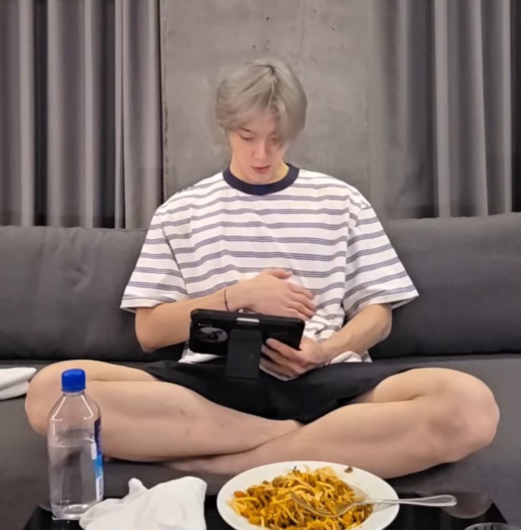 bobahyukie_'s tweet image. ipad kid