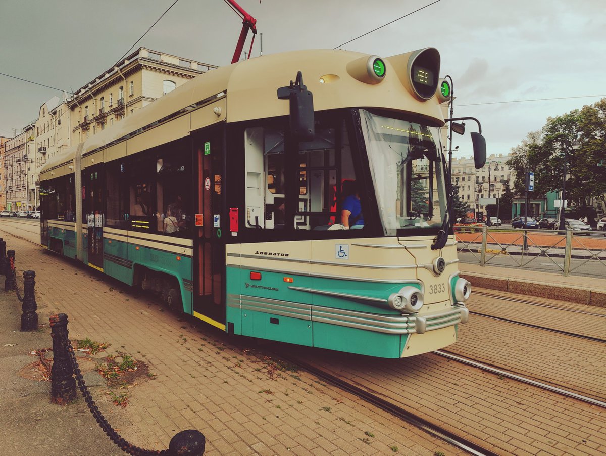 Гулял в клевой черной шляпе