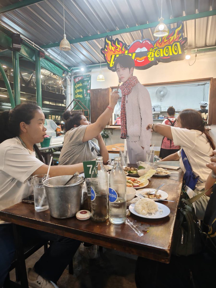 ไปทั้ง 2 วัน สิ่งที่ได้กลับบ้านคือรูป สแตนดี้ของเพื่อนน้องบอกหิวจังคับป้อนหน่อย....💚💚💚
#WYB85area_YIBO