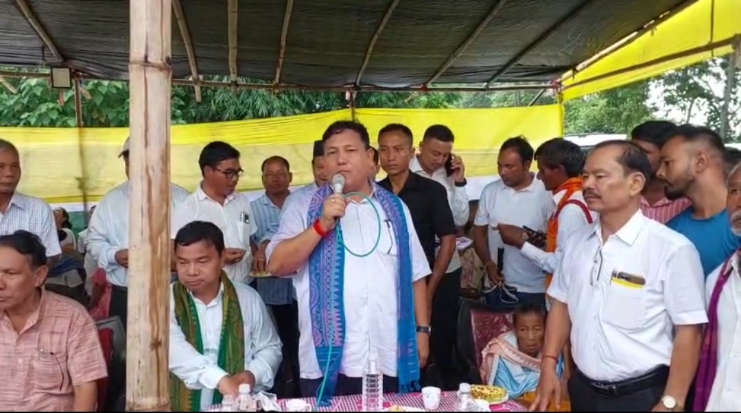 airnews_ghy's tweet image. বাক্সাৰ খুশ্ৰাবাৰীত বিটিআৰ প্ৰধান প্ৰমোদ বড়োৱে বড়ো ভাষা আন্দোলনৰ শ্বহীদ অম্লাৰাম বড়ো আৰু শিৱৰাম বড়োৰ প্ৰতিমূৰ্তি উন্মোচন কৰে। তেওঁ কয়, “নিৰ্বাচন আহিব-যাব, কিন্তু বড়ো জাতি জীয়াই থাকিব লাগিব।” 

#BodoLanguageMovement #BTRDevelopment 

#AkashvaniPic: Damodar Talukdar