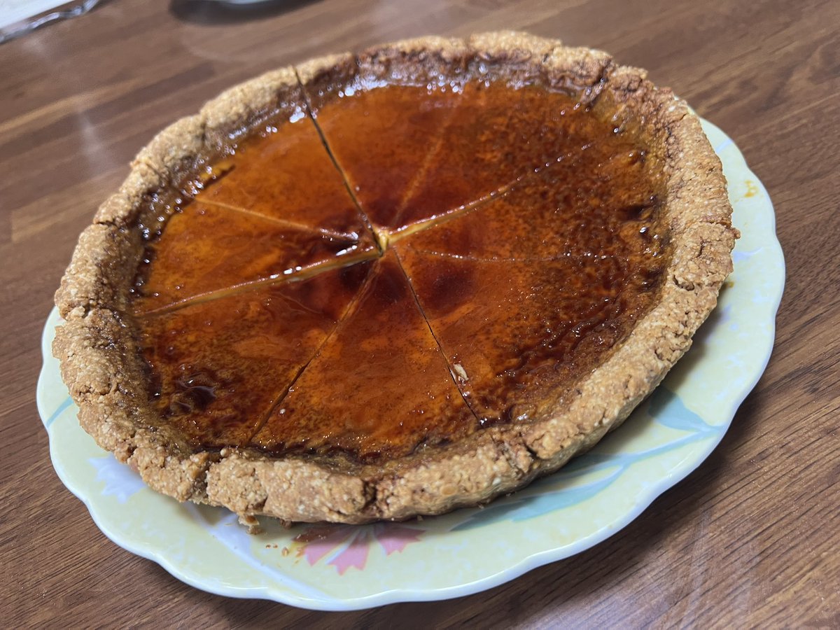 会社でもらった非常食ビスケットはタルトになった模様
21cmプリンタルト400円程度なり〜
砂糖含有量：本体40g、キャラメルソース60gと圧倒的な甘さ不足
おじさんになるとこれぐらいの甘さでええのよ