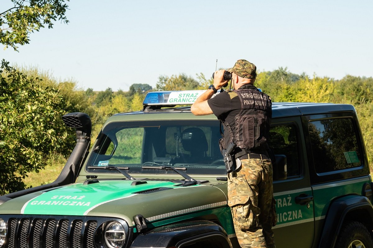 🇵🇱 Zamość. 33-letni Syryjczyk z legalnym pobytem w Niemczech oskarżony o przerzut ponad 160 nielegalnych imigrantów przez granicę Polski. Działając w gangu, koordynował transporty, pobierał opłaty i dostarczał fałszywe papiery. Grozi mu do 7 lat. Obecnie siedzi w więzieniu w RFN.