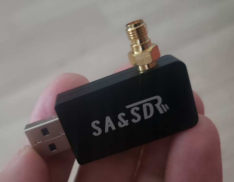 I bought this dongle to add to my collection, and it be interesting. Nice cast and heavy metal casing. Sensitivity is worse than the V3. It’s detected as an FC0013 chip. I haven’t looked under the cover, but I think it’s a variant with an L-band input. RX (tested) 21.1–1897MHz.