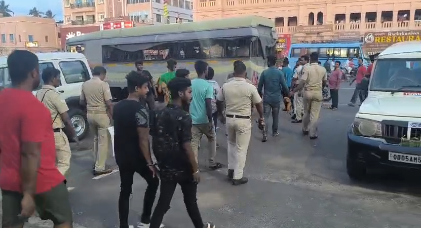 ArgusNews_in's tweet photo. #Puri : Town and Singhadwar police have arrested 12 individuals posing as fake temple attendants (gumasta), charging devotees money and facilitating unauthorized access for darshan of deities in Shrimandir.
#Puri #TownPS #SnghadwarPS #Arrest #FakeAttendants #Gumasta #Shrimandir #ArgusNews