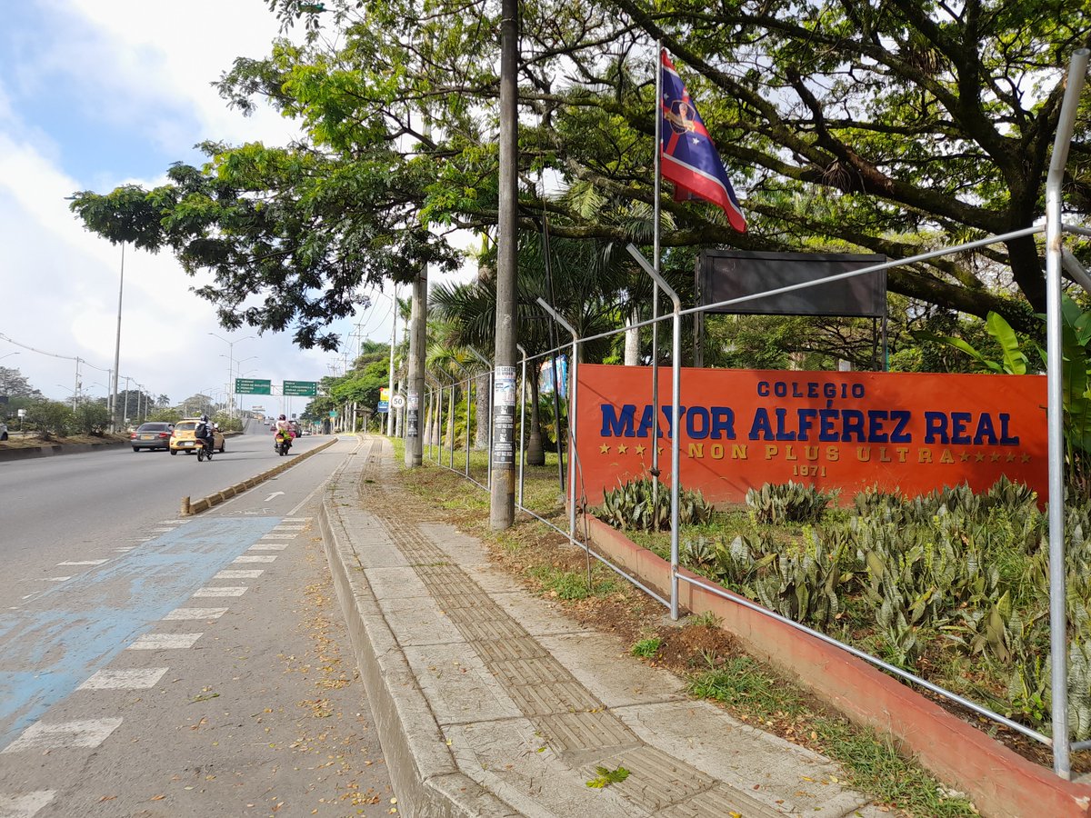 SoyPeatonEnCali's tweet image. En ejercicio del derecho fundamental consagrado en el Art 23 de la C.P. d Colombia y la Ley 1755 de 2015, respetuosamente me dirijo a ustedes @SeguridadCali @DAPDCali para preguntar:

Este cerramiento... ¿Es sobre el espacio público? ¿Tiene licencia de ampliación o de adecuación?