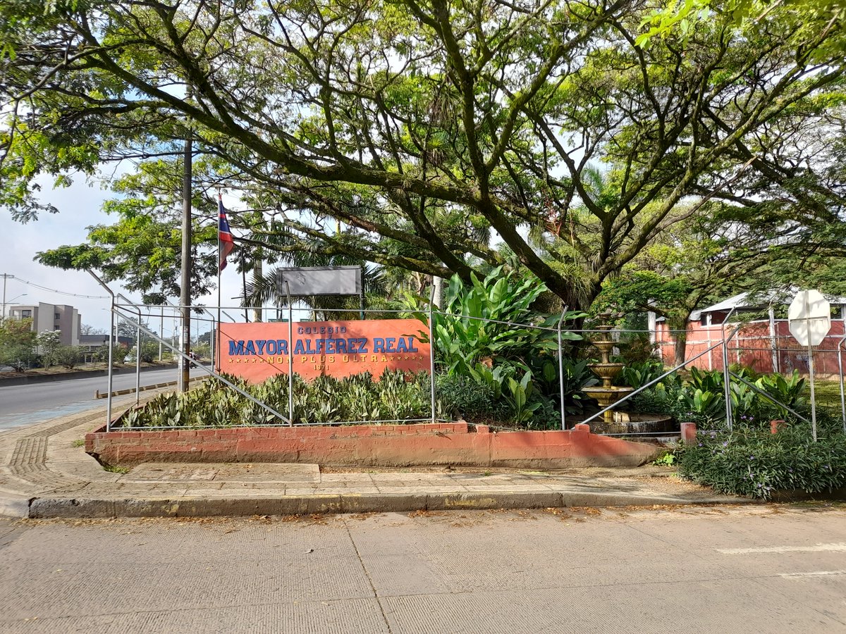 SoyPeatonEnCali's tweet image. En ejercicio del derecho fundamental consagrado en el Art 23 de la C.P. d Colombia y la Ley 1755 de 2015, respetuosamente me dirijo a ustedes @SeguridadCali @DAPDCali para preguntar:

Este cerramiento... ¿Es sobre el espacio público? ¿Tiene licencia de ampliación o de adecuación?