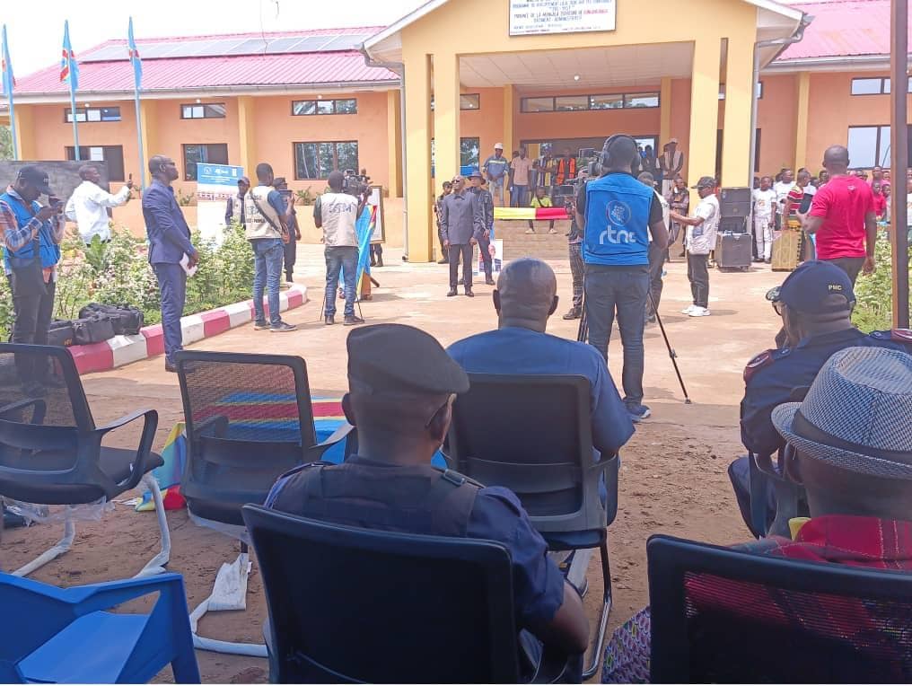 Elyse BOKUMWANA MAPOSO (@elysemaposo) on Twitter photo Après trois jours à Bongandanga/Mongala, je regagne Kinshasa, heureux d’avoir inauguré plusieurs ouvrages réalisés dans le cadre du PDL-145T.
Un pas concret vers le développement local et l’amélioration des conditions de vie de nos populations. 🇨🇩✨
<a href="/fatshi13_/">Félix A. Tshisekedi</a> ,<a href="/fatshi13/">Félix A. Tshisekedi</a> Après trois jours à Bongandanga/Mongala, je regagne Kinshasa, heureux d’avoir inauguré plusieurs ouvrages réalisés dans le cadre du PDL-145T.
Un pas concret vers le développement local et l’amélioration des conditions de vie de nos populations. 🇨🇩✨
<a href="/fatshi13_/">Félix A. Tshisekedi</a> ,<a href="/fatshi13/">Félix A. Tshisekedi</a>
