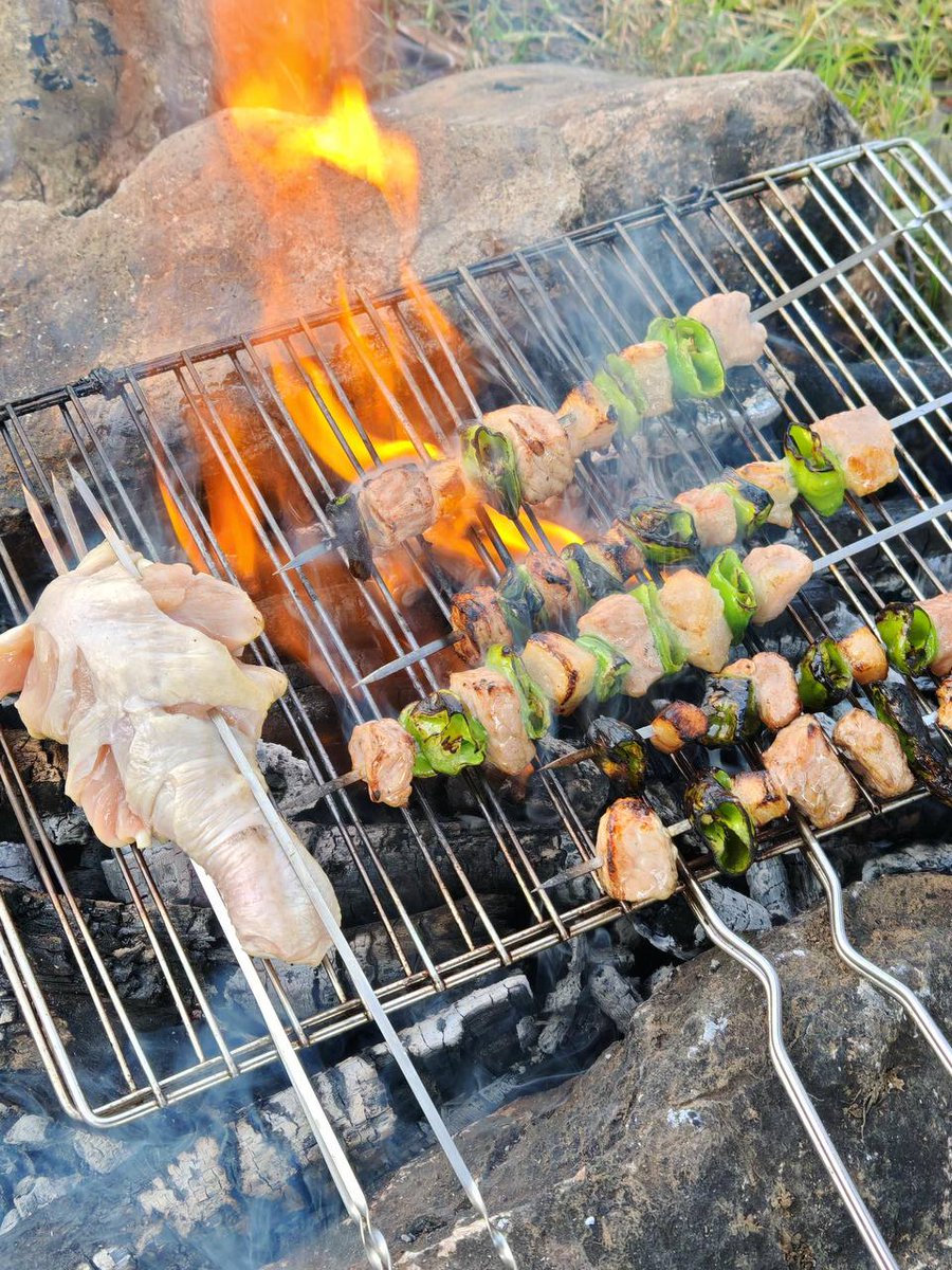 adamrobot89's tweet image. 🔥 Saturday plans locked in! Sunshine, music, and the aroma of fireworks—perfect for an outdoor barbecue with friends.
🥩 The sizzling sound of the grill
🍷 An iced drink
📍[Berlin]
Bring your good mood and your stomach, and savor the joy of this Saturday!
#outdoor #barbecue