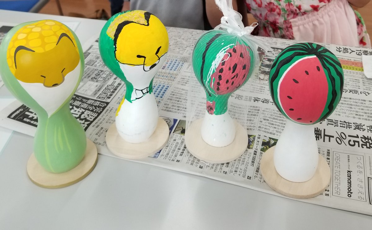 Kyoco10kachi's tweet photo. おかげさまで、子ども達の思い切りの良さに驚いたり、好きな色やモノへの愛着を感じたりして、刺激的な１日となりま���た。

(私が用意していたポスカの色数が足りず)計画の変更を強いてしまった子が、限られた色で見事に仕上げていたのが印象的でした。

↓仲間が増えて喜ぶマラカス達↓ https://t.co/MMq6BQmvVw