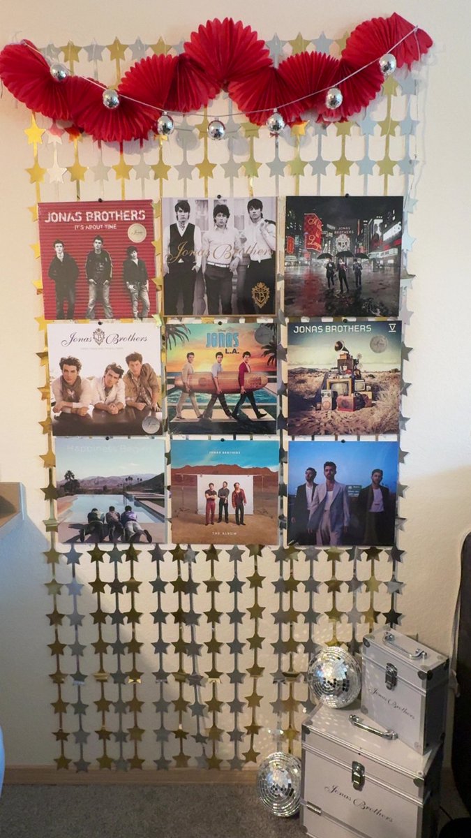 CarlyHasley's tweet photo. Ready for tonight!!! @jonasbrothers @joejonas @nickjonas @kevinjonas @SamsungTVPlus #greetingsfromyourhometown #jonas20 #jonasbrothers https://t.co/hkNlKCSv31