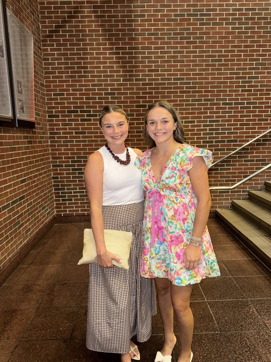 Here we go!
Hall of Fame Scholarship banquet last night &amp; now loaded up on our way to her new home!
Martin—&gt; Knoxville🍊