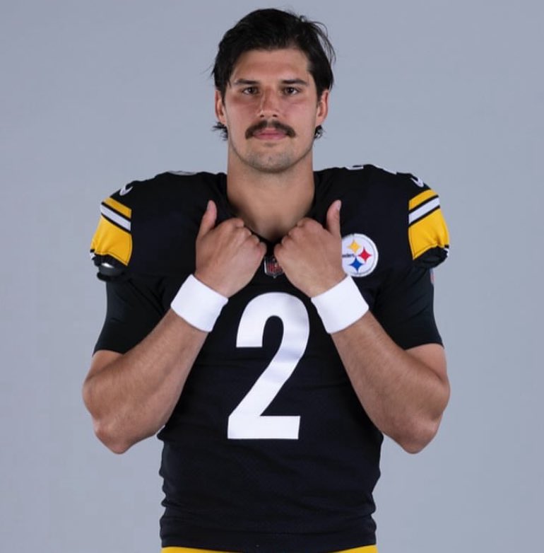gabovazquezg's tweet photo. Con ese #bigote, #masonrudolph cada día me recuerda más a #markmalone
(solo en el bigote)
Quizá ustedes sean muy jóvenes para recordarlo.
#herewego #steelersnation #pittsburghsteelers #lookalike
@steelers @Rudolph2Mason https://t.co/wI0kqDVUdE