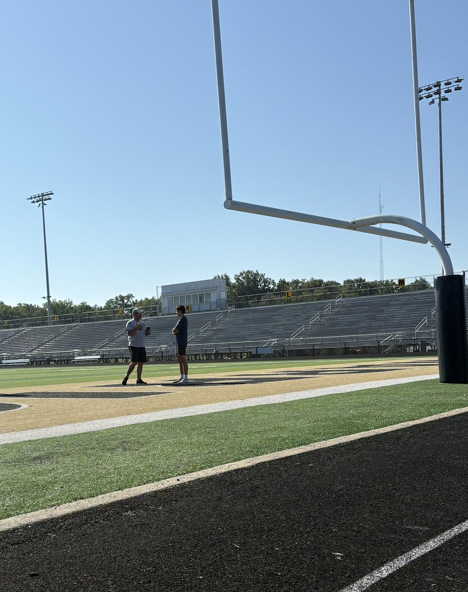 Jordanirish's tweet image. Early morning Sunday sesh. 🙌🏼
#fundamentals #workwiththeBEST #highschoolfootball #kicker