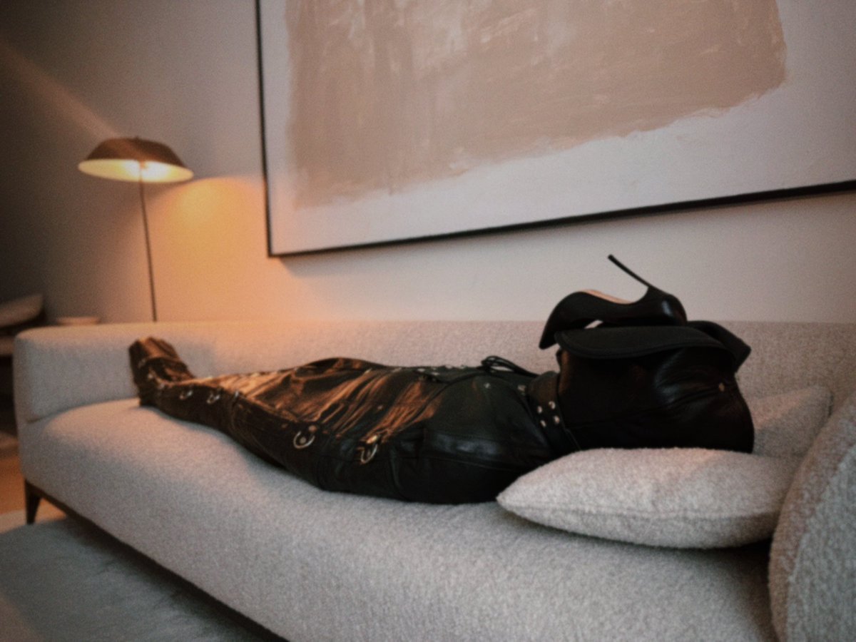 DominatrixDeva's tweet image. Melt into the space and please my eyes.