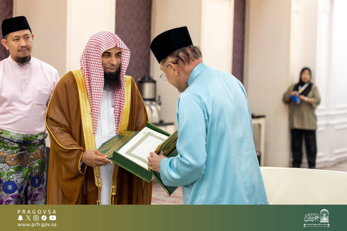 رئيس وزراء ماليزيا يستقبل فضيلة الشيخ الدكتور صلاح البدير امام وخطيب المسجد النبوي الشريف 

في إطار زيارته الرسمية إلى ماليزيا للمشاركة في فعاليات ندوة القرآن الكريم العالمية استقبل معالي داتؤ سري أنوار بن إبراهيم رئيس وزراء ماليزيا فضيلة الشيخ الدكتور صلاح بن محمد البدير إمام