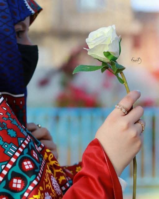 تعـال نتكلـم دقايـــــق على الخاص
ابغـى معاك انسى التعــب والكئابه

حديثك مهـدي من بروفين الاقراص
وعـلاج قلبـــي الدردشــه والكتابه

اشتقت لك شوق المقيد بالاقفاص
شـوق السجيــن اللي تمنى هرابه

وونات قلبـي مثل شكمان الارباص
من كثـــر شوقــــه لا تــزود عذابه؟
#مجرد_هلوســــــــــه