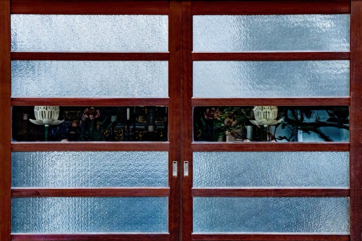 kenmainr's tweet photo. Peeking into Nirvana
.
.
.
.
.
#ArchitecturalCalm #cityspape #DesignHarmony #FrostedGlass #HomeDetails #InteriorMood #InteriorStillness #InteriorTextures #japan #JapaneseDesign #lightandshadow #MinimalLiving #PeacefulCorners #QuietElegance #SereneSpaces … https://t.co/wrzUKthN7O https://t.co/DQXMVEXrW6