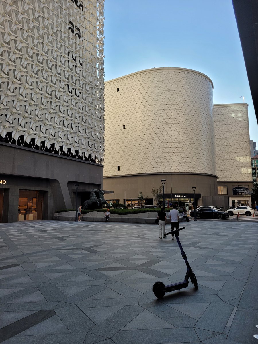 오랫만에 백화점에 나갔는데
1층 매장에 들어서자마자
나의 후각을 자극하는 
짙은 화장품냄새와 향수냄새로
머리가 아플 지경 🙃
에스컬레이터를 타고 윗층으로
이동하는데 연신 재채기가 나왔다