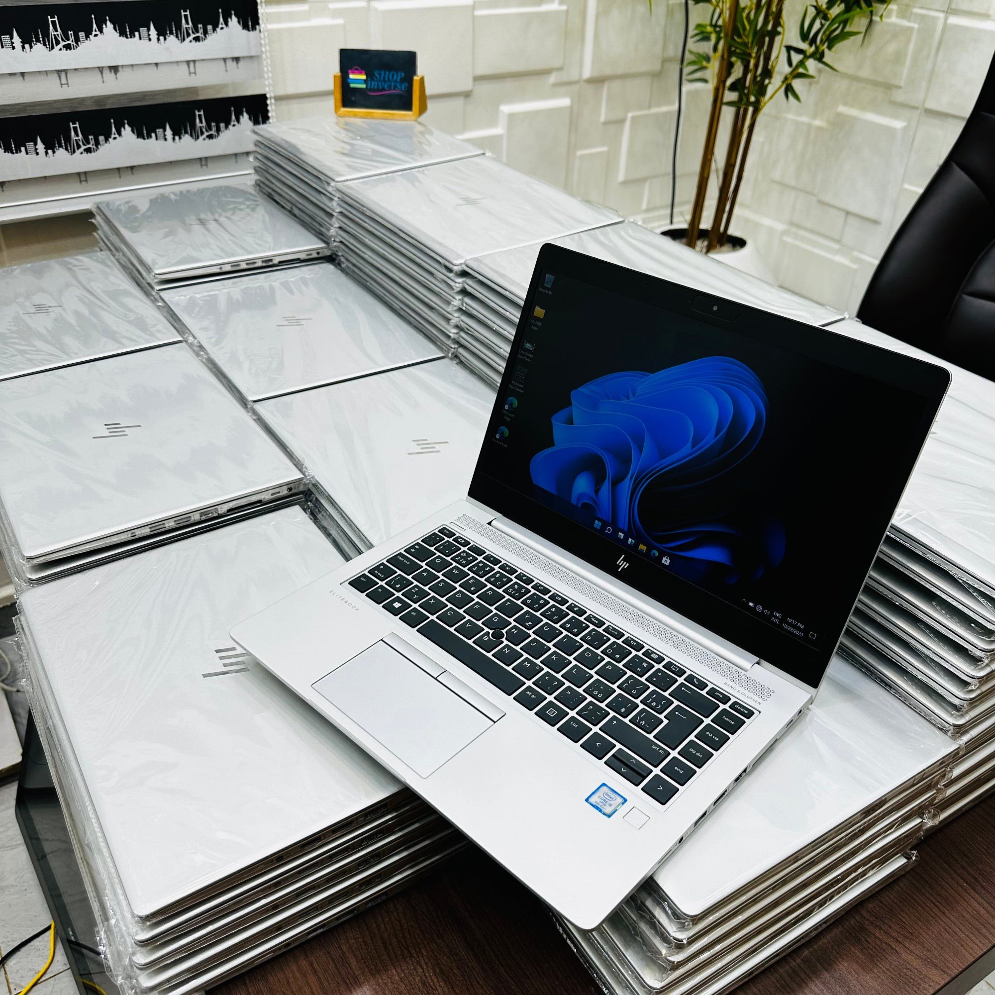 ✨美品✨HP✨ELITEBOOK✨corei5✨新品NVMeSSD 256GB✨ HP Elitebook 840G5 I5-8350U m.2 -256SSD 16GB DDR4 Win11Pro