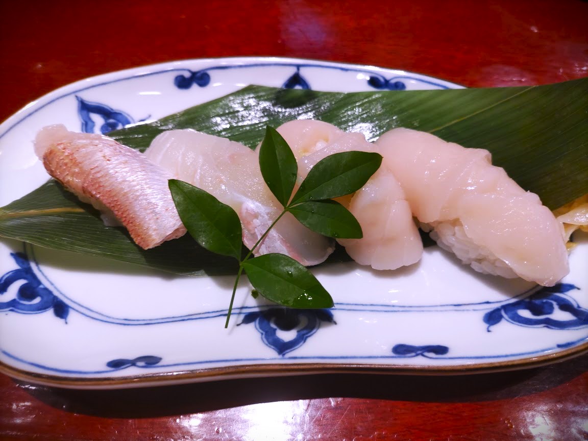 快気祝いに寿司を三人前食う男。お前、ほんまに病人やったんか。