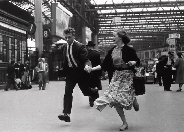 “No sé si es importante, pero nunca es demasiado tarde para ser quienes queremos ser. No hay límite en el tiempo, puedes empezar cuando quieras. Puedes cambiar o seguir siendo el mismo. No hay reglas para tal cosa. Podemos aprovechar oportunidades o echar todo a perder. Espero