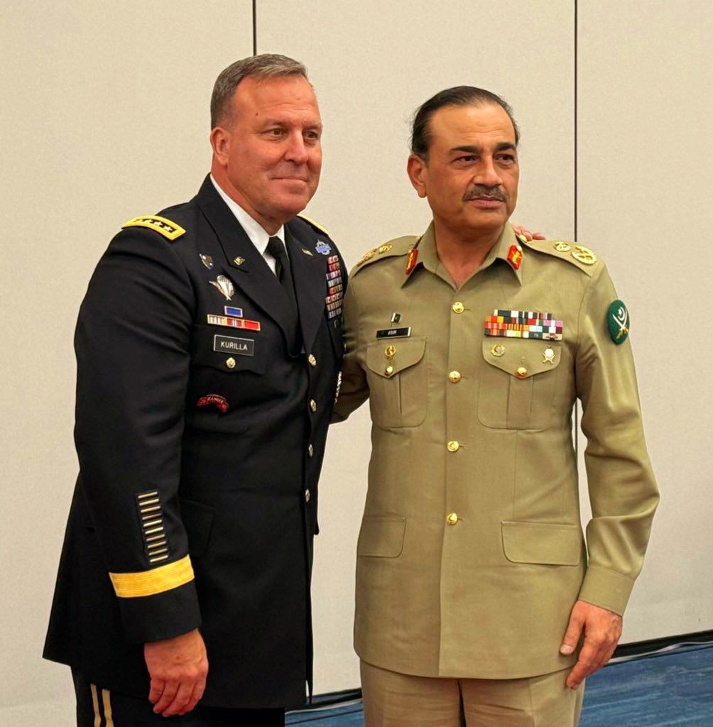 ShabbirDar5's tweet image. Field Marshal #Syed_Asim_Munir poses for a photograph with Commander of the United States Central Command General #Michael_Kurilla at the Change of Command Ceremony at #CENTCOM headquarters in Tampa #Florida.