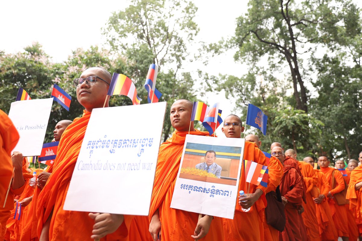pheaktraneth's tweet photo. Peace Walk in #Cambodia to demand Thailand to respect the Ceasefire Agreement and Send back 18 Cambodian captured soldiers to Cambodia according to the international humanitarian Law and restore the Peace in the region. source AKP https://t.co/Z5J5U6Q9CX