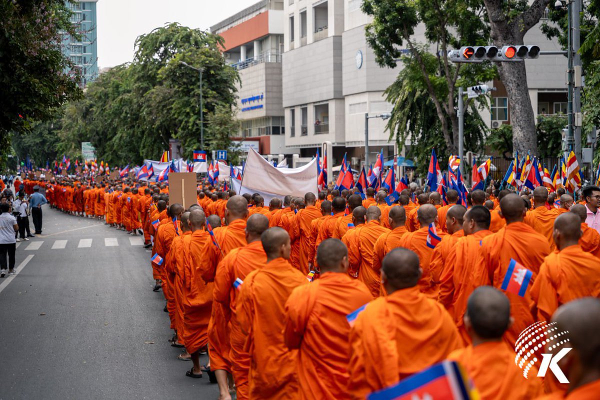 Kiripost's tweet photo. Thousands of monks walked from #WatPhnom to the Independence Monument in central #PhnomPenh to call for the release of 18 detained #Cambodiansoldiers, lasting peace and to thank the #USPresident for pushing for a ceasefire… 
⚡️ https://t.co/ZVE0hiZ1Yd 
#Cambodia #Thailand https://t.co/Qwkr4kwRDm