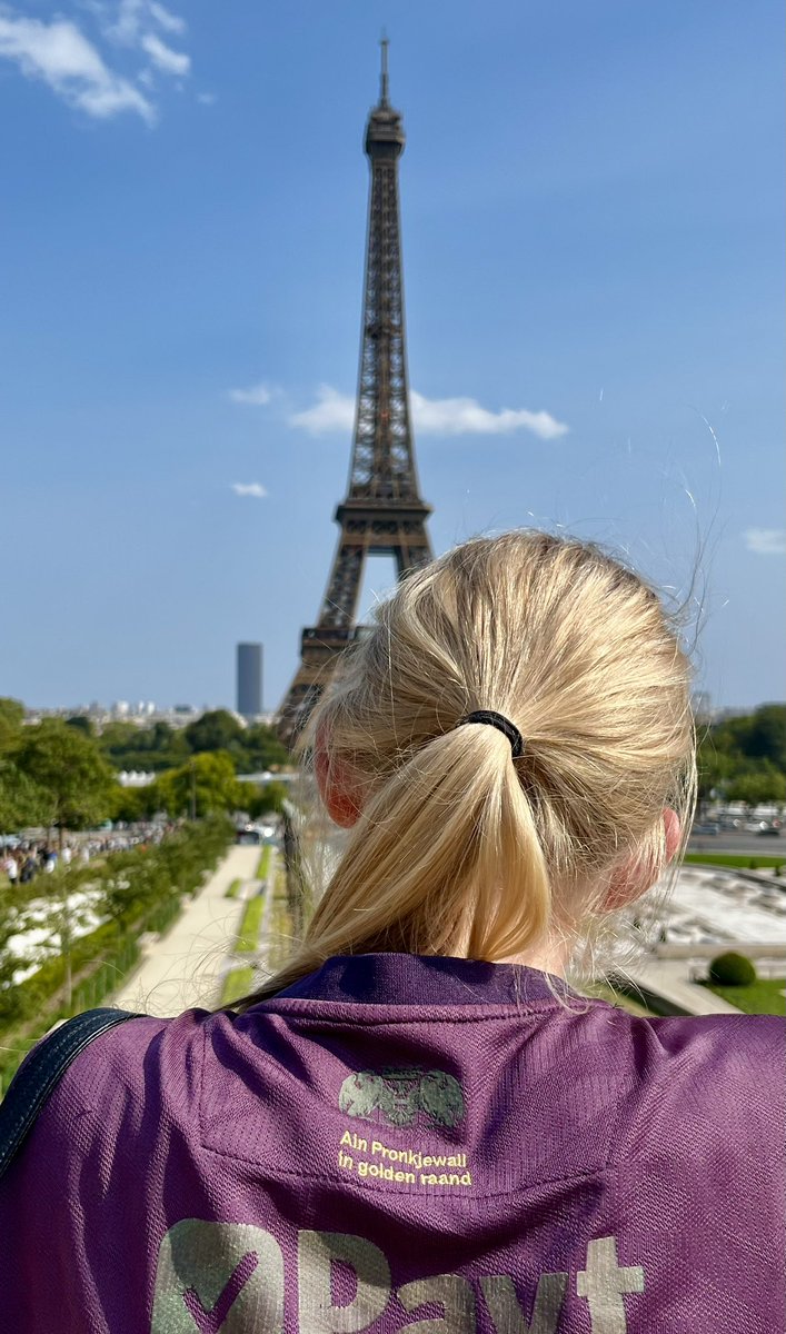 Overal waar we gaan nemen wij de kleuren mee. Vandaag de start van het nieuwe seizoen vanuit Parijs meepakken. Come on FC #fcgroningen #azGRO