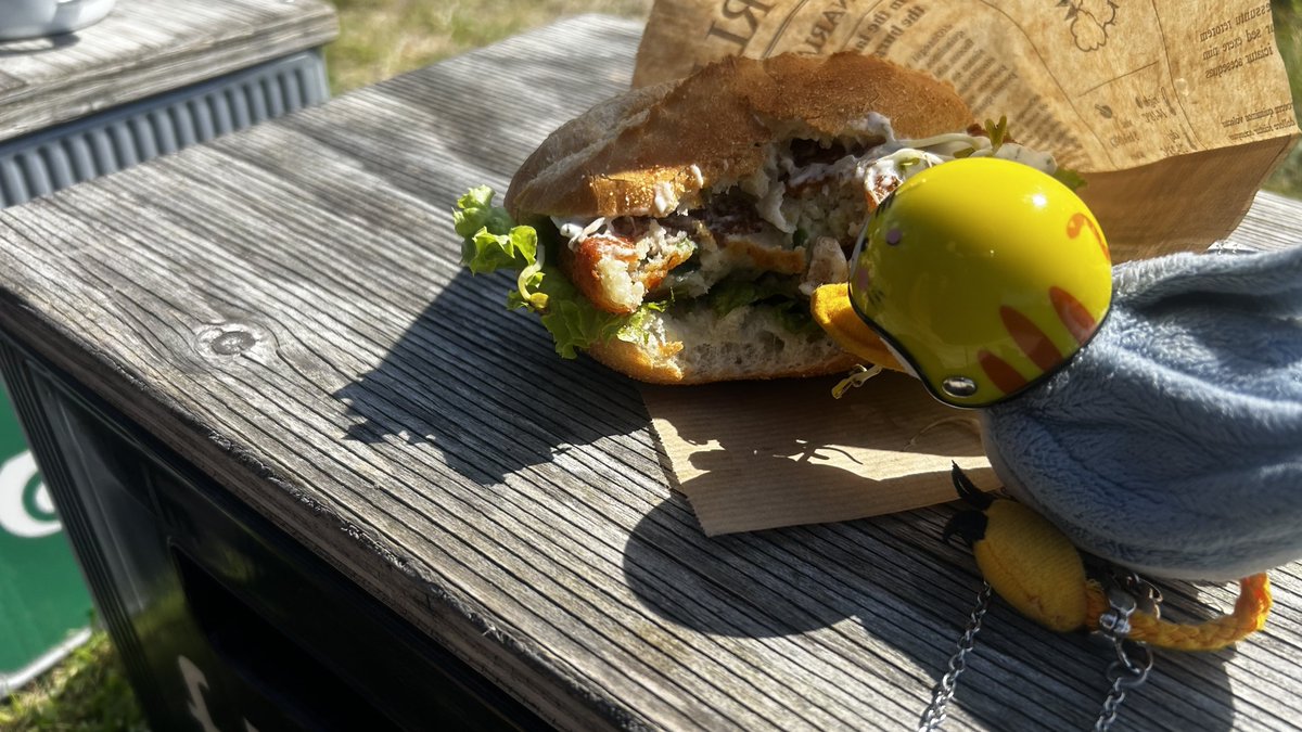 🤩😋🏍️🐟Kurzer Ausflug mit Fischfrikadelle. Der Mensch hat einen Kaffee bekommen. Sehr lecker bei „Stulle und Pulle“.🥰