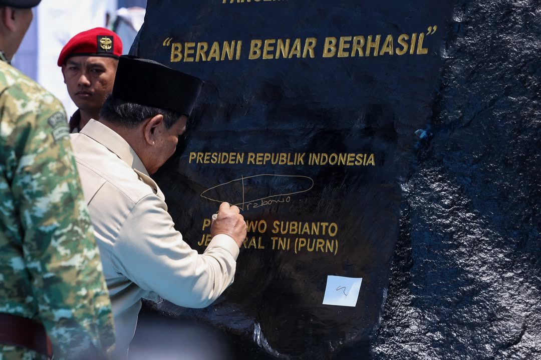 kangdede78's tweet photo. Presiden Republik Indonesia @prabowo memimpin Upacara Gelar Pasukan Operasional dan Kehormatan Militer di Lapangan Suparlan Pusdiklatpassus Batujajar, Bandung (10/8/2025).

Dalam upacara ini, Presiden menganugerahkan pangkat kehormatan kepada purnawirawan TNI, menyematkan Bintang Sakti kepada tokoh berprestasi dalam operasi strategis, melantik Wakil Panglima TNI, mengukuhkan pimpinan baru Kopassus, Korps Marinir, dan Kopasgat, serta meresmikan berbagai komando dan satuan baru di jajaran TNI.

Presiden menegaskan komitmen untuk membangun postur pertahanan yang tangguh, demi menjaga kedaulatan negara, melindungi rakyat, dan mengamankan kekayaan bangsa Indonesia.