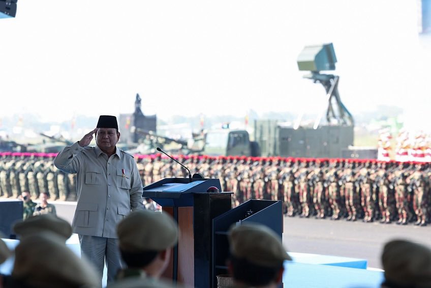 kangdede78's tweet photo. Presiden Republik Indonesia @prabowo memimpin Upacara Gelar Pasukan Operasional dan Kehormatan Militer di Lapangan Suparlan Pusdiklatpassus Batujajar, Bandung (10/8/2025).

Dalam upacara ini, Presiden menganugerahkan pangkat kehormatan kepada purnawirawan TNI, menyematkan Bintang Sakti kepada tokoh berprestasi dalam operasi strategis, melantik Wakil Panglima TNI, mengukuhkan pimpinan baru Kopassus, Korps Marinir, dan Kopasgat, serta meresmikan berbagai komando dan satuan baru di jajaran TNI.

Presiden menegaskan komitmen untuk membangun postur pertahanan yang tangguh, demi menjaga kedaulatan negara, melindungi rakyat, dan mengamankan kekayaan bangsa Indonesia.