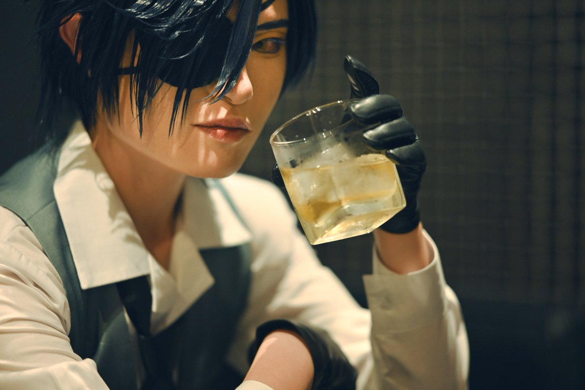 ※Cosplay※
燭台切光忠(上着ｵﾌ)
.
.
🥃𓈒𓏸︎︎︎︎
君も飲みたいのかい？
じゃあ…
ロブ・ロイなんてどうかな
.
photo:オムさん(<a href="/omsbski/">オムスビスキー@不穏組</a>)
location:こいとさん
#こいと写真館